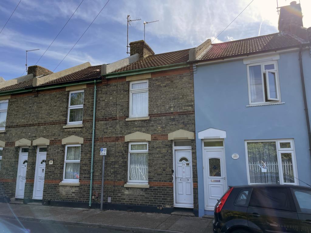 Lot: 112 - HOUSE IN NEED OF REFURBISHMENT - Front view of house in need of refurbishment